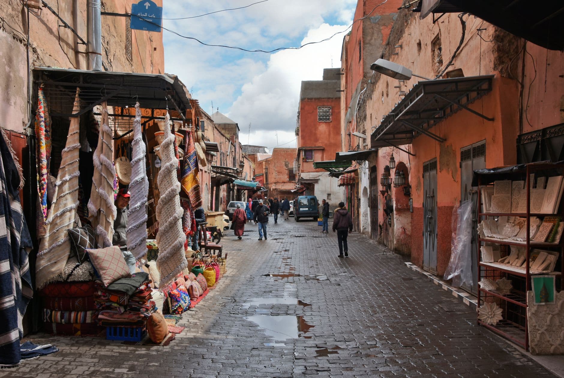 Il vivace mercato della medina di Marrakech con la Koutoubia sullo sfondo