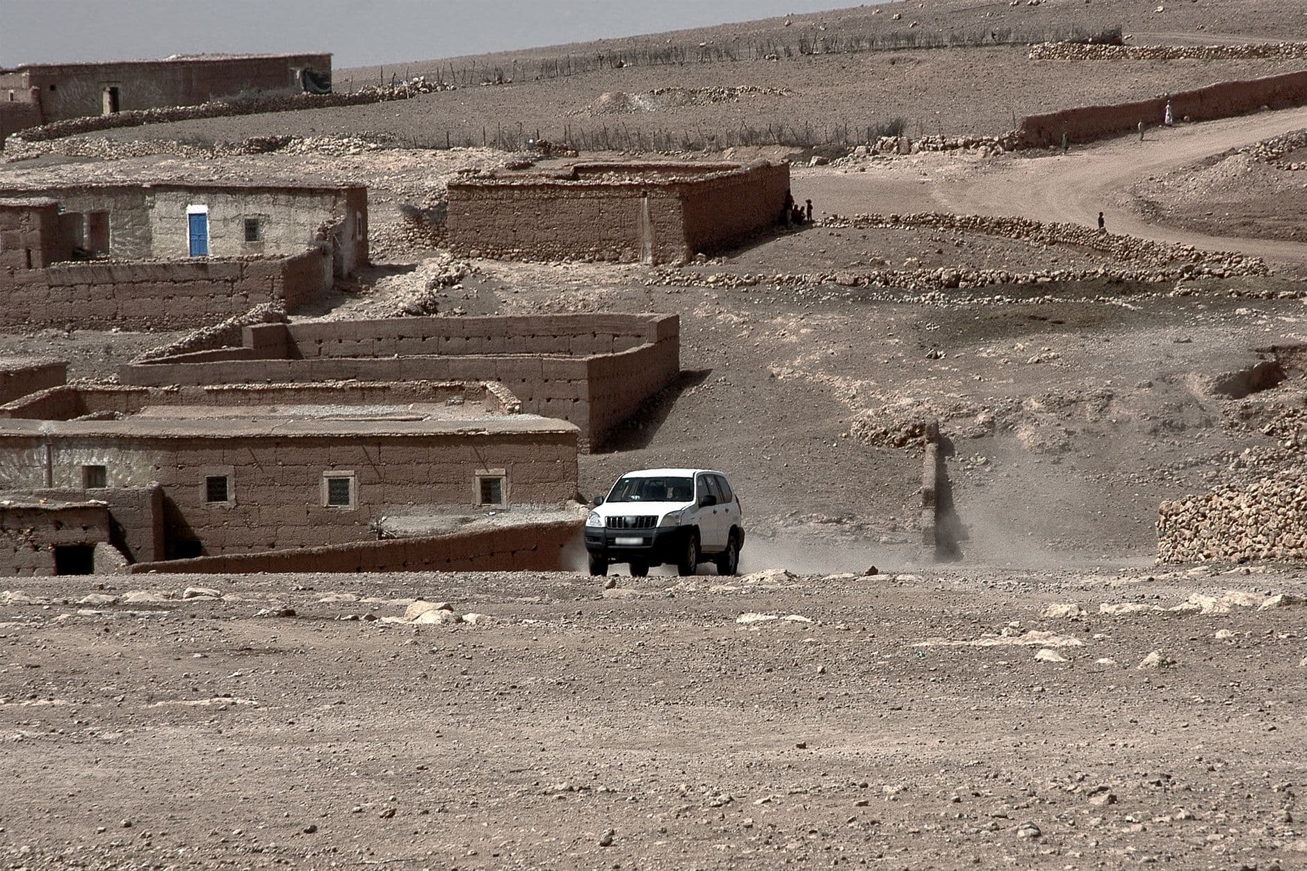 مركبة خاصة تعبر المشهد الصحراوي المغربي