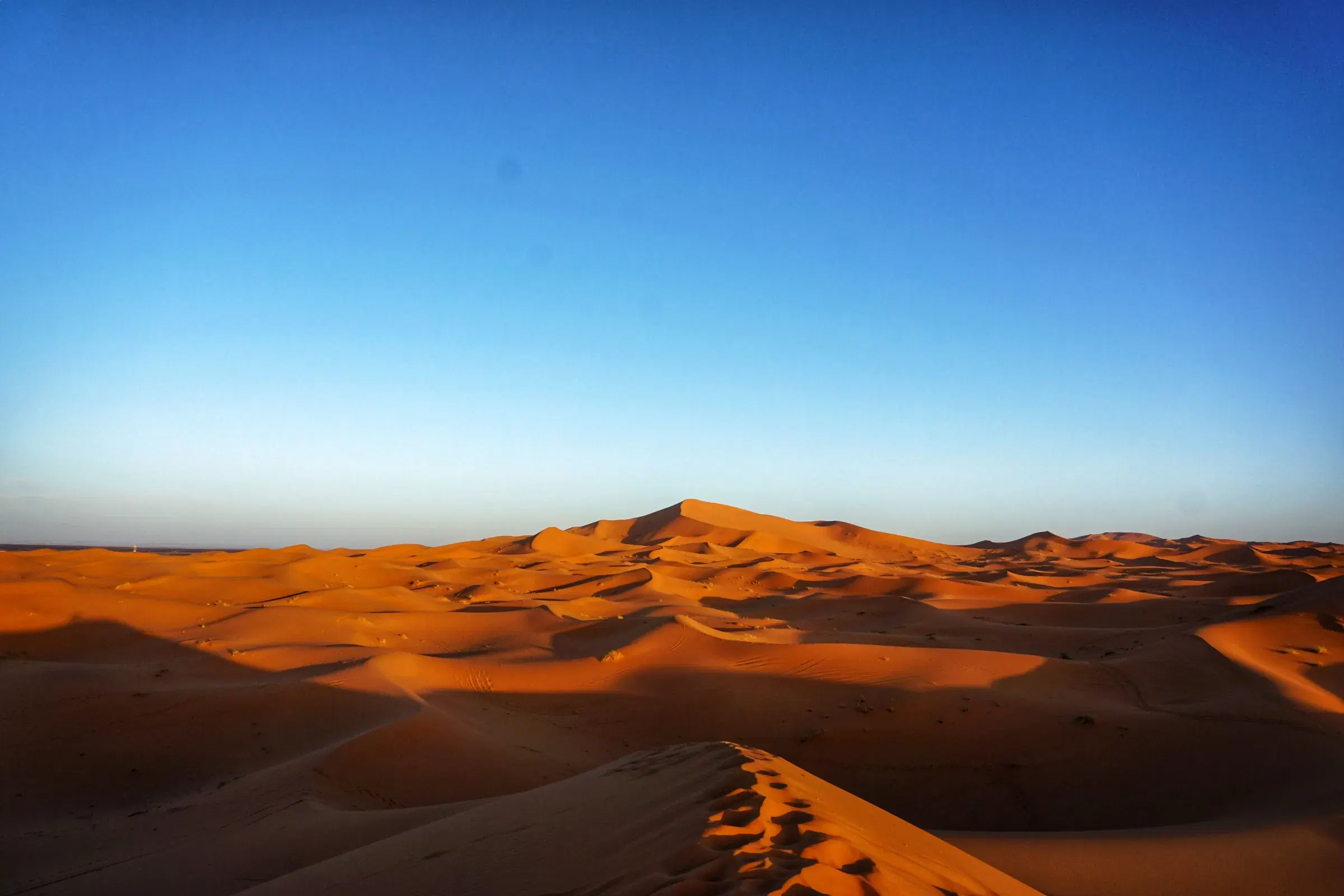 كثبان ذهبية في الصحراء المغربية تحت السماء