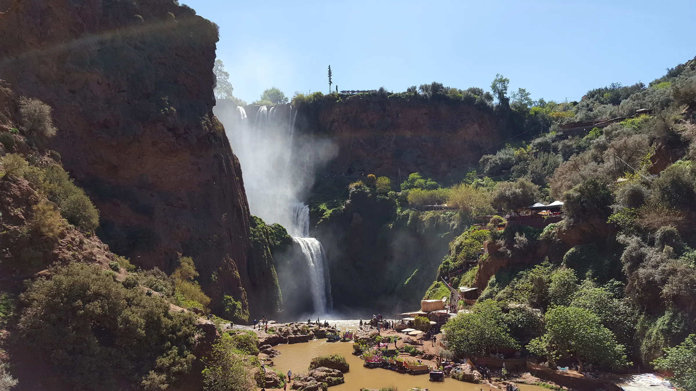 Las cascadas de Ouzoud que caen entre acantilados rojos y olivares