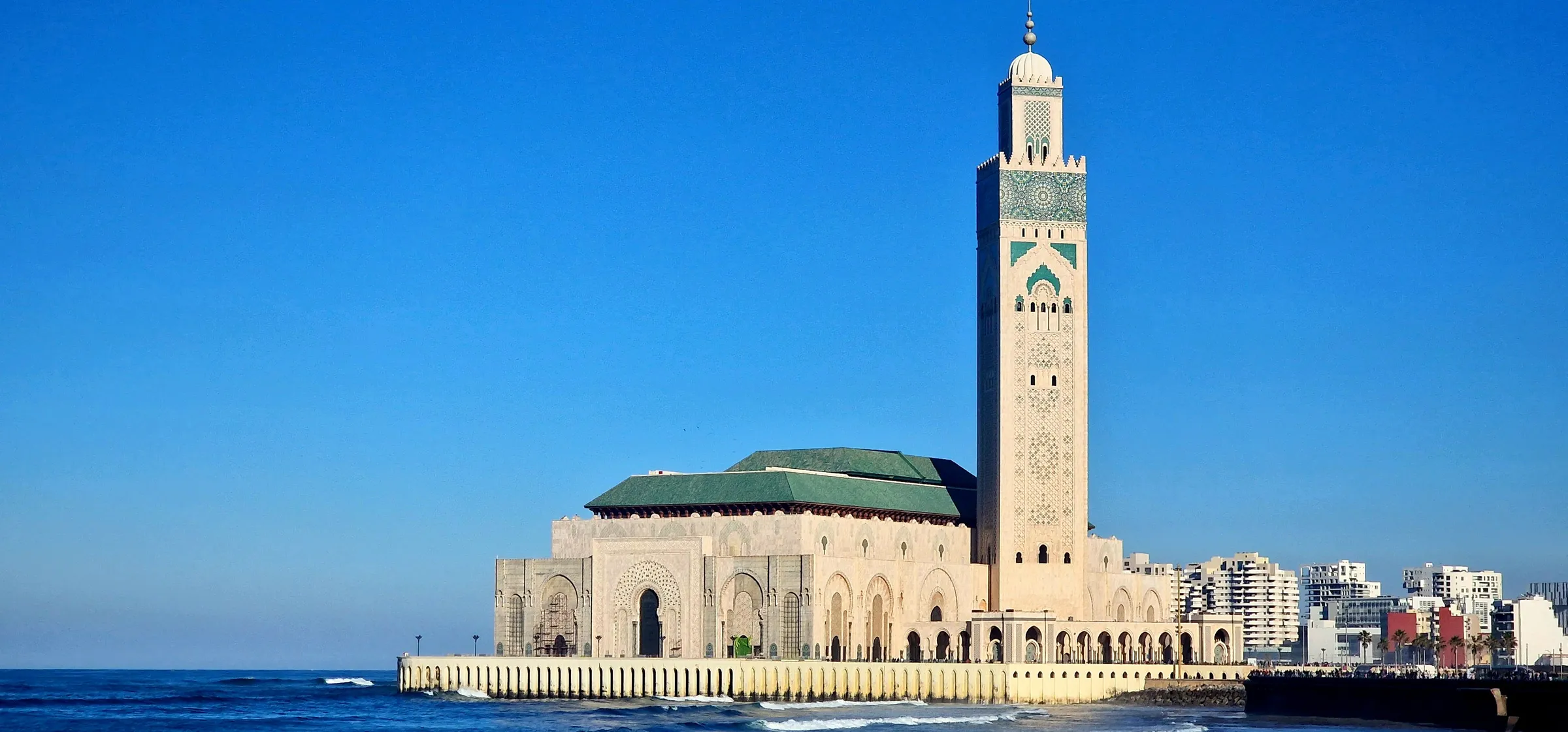 La mezquita Hassan II sobre el océano Atlántico en Casablanca
