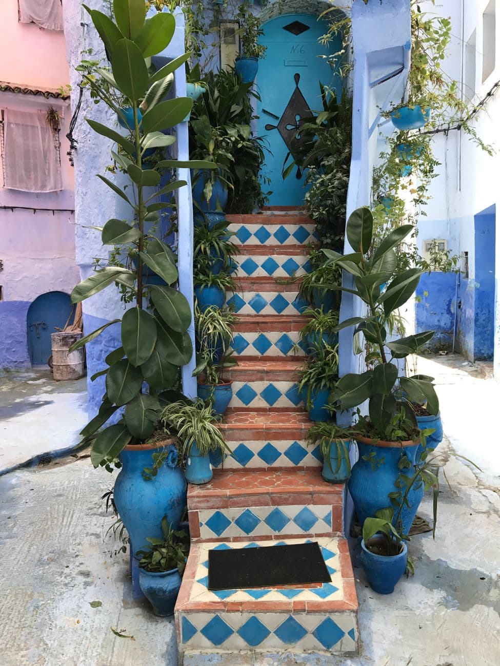 Le scale e le strade dipinte di blu di Chefchaouen