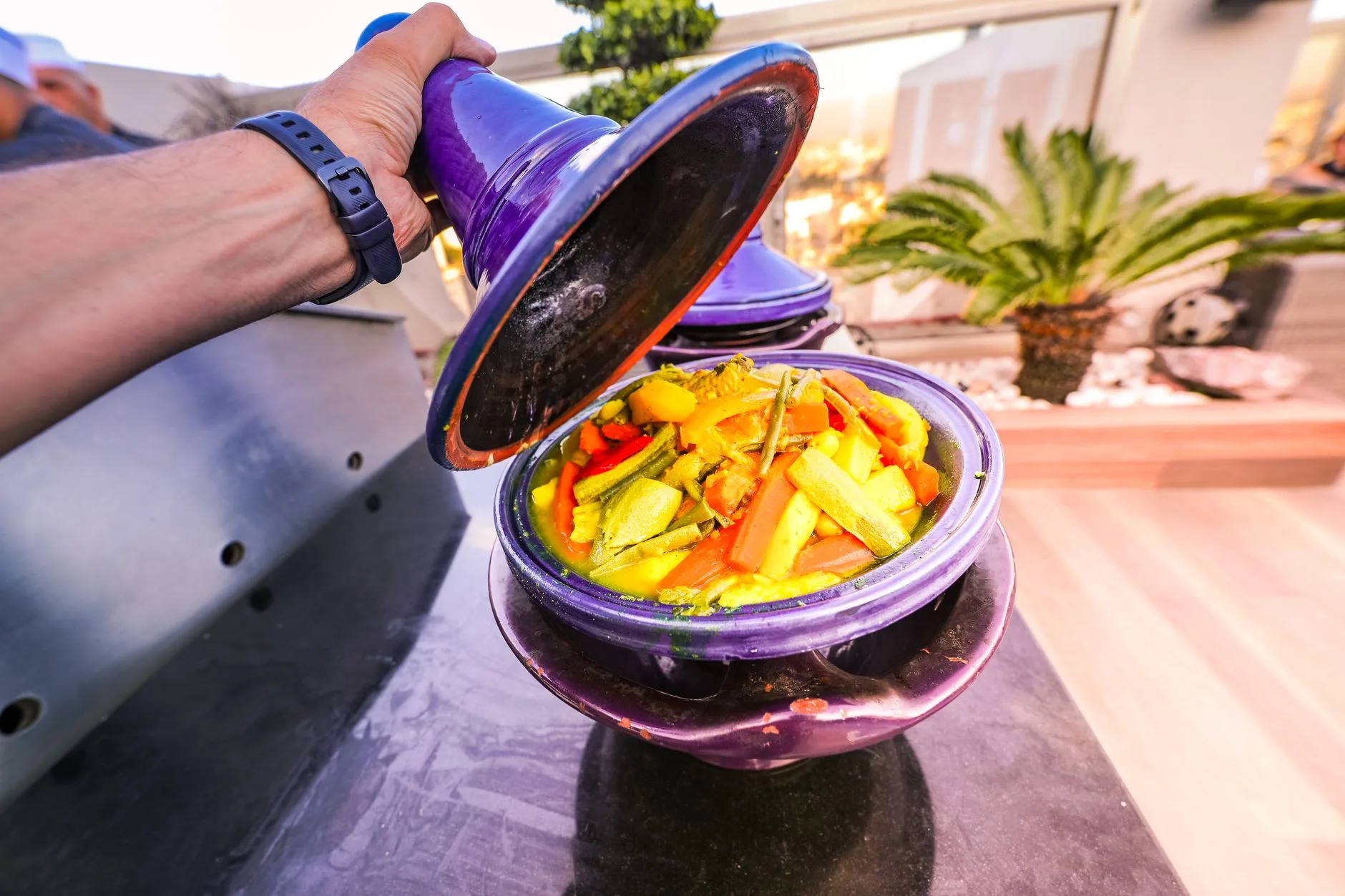 Tajine marocchino servito a tavola