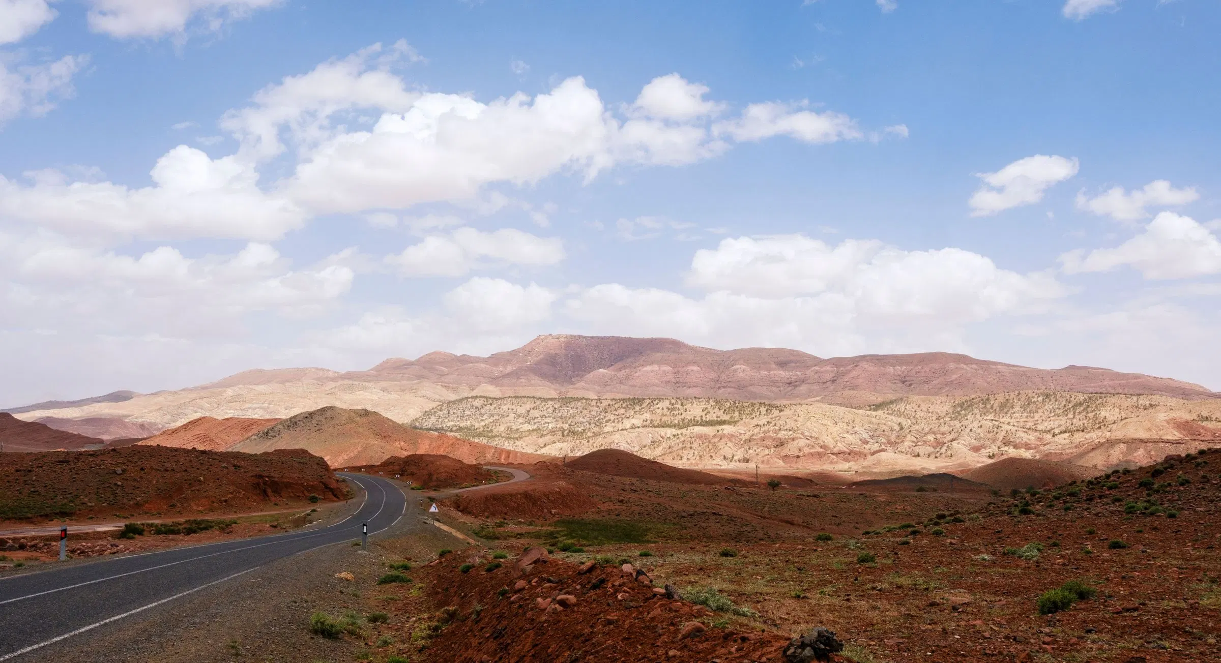 Une route pittoresque Ă travers le Haut Atlas au Maroc